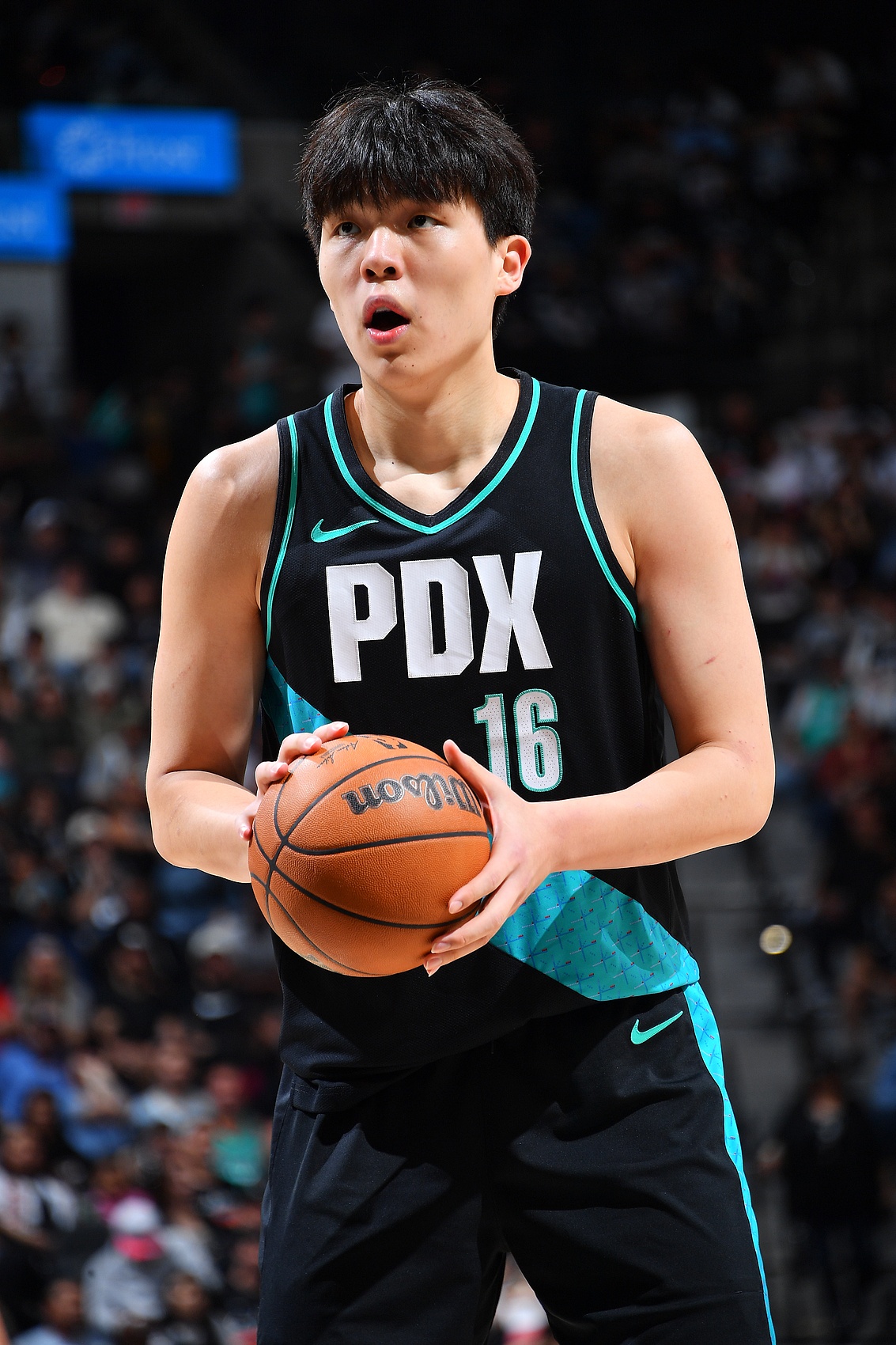 开云官方平台-媒体人：杨瀚森的3分球至今投得并不好 球队目前没机会给他去低位